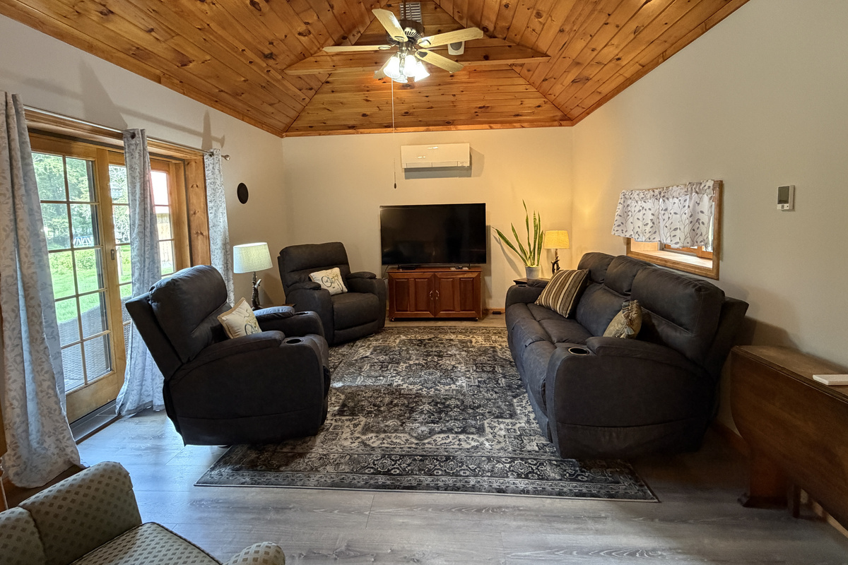 Great room with vaulted ceilings and SmartTV