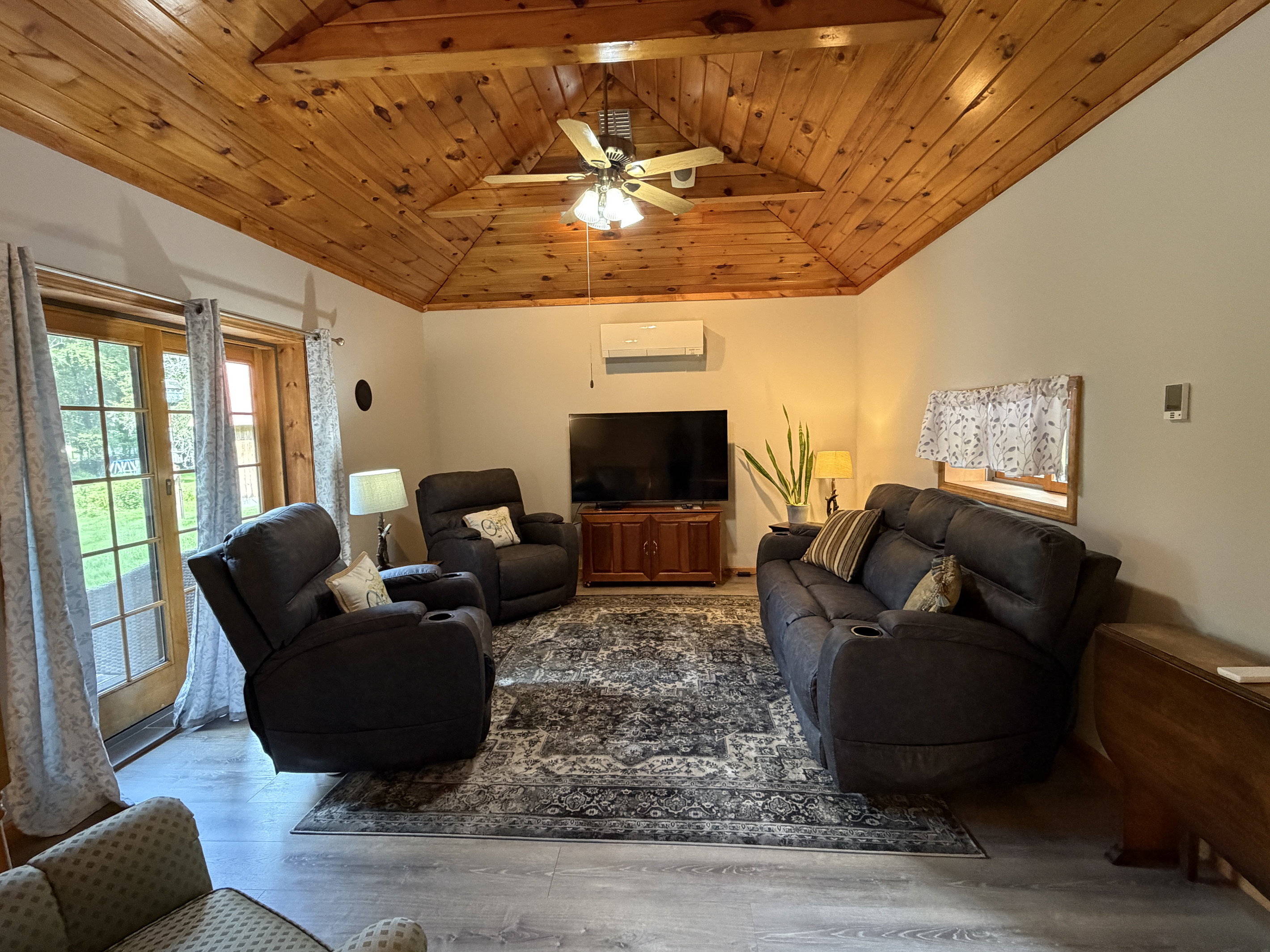 Great room with vaulted ceilings and SmartTV
