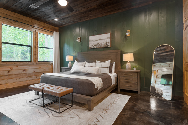 Large bedroom with en-suite bathroom 