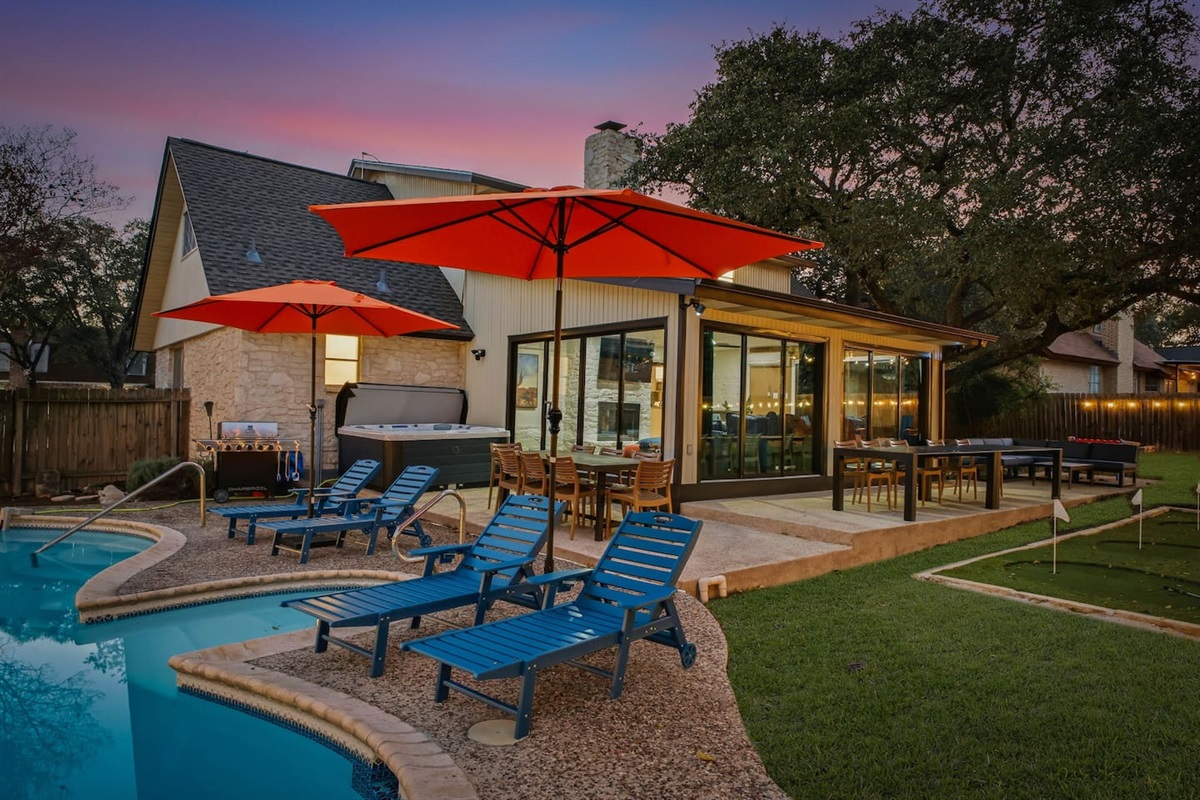 6-person hot tub located beside the pool 