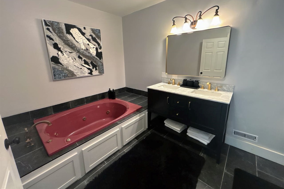 Jetted Tub in Master King Bathroom