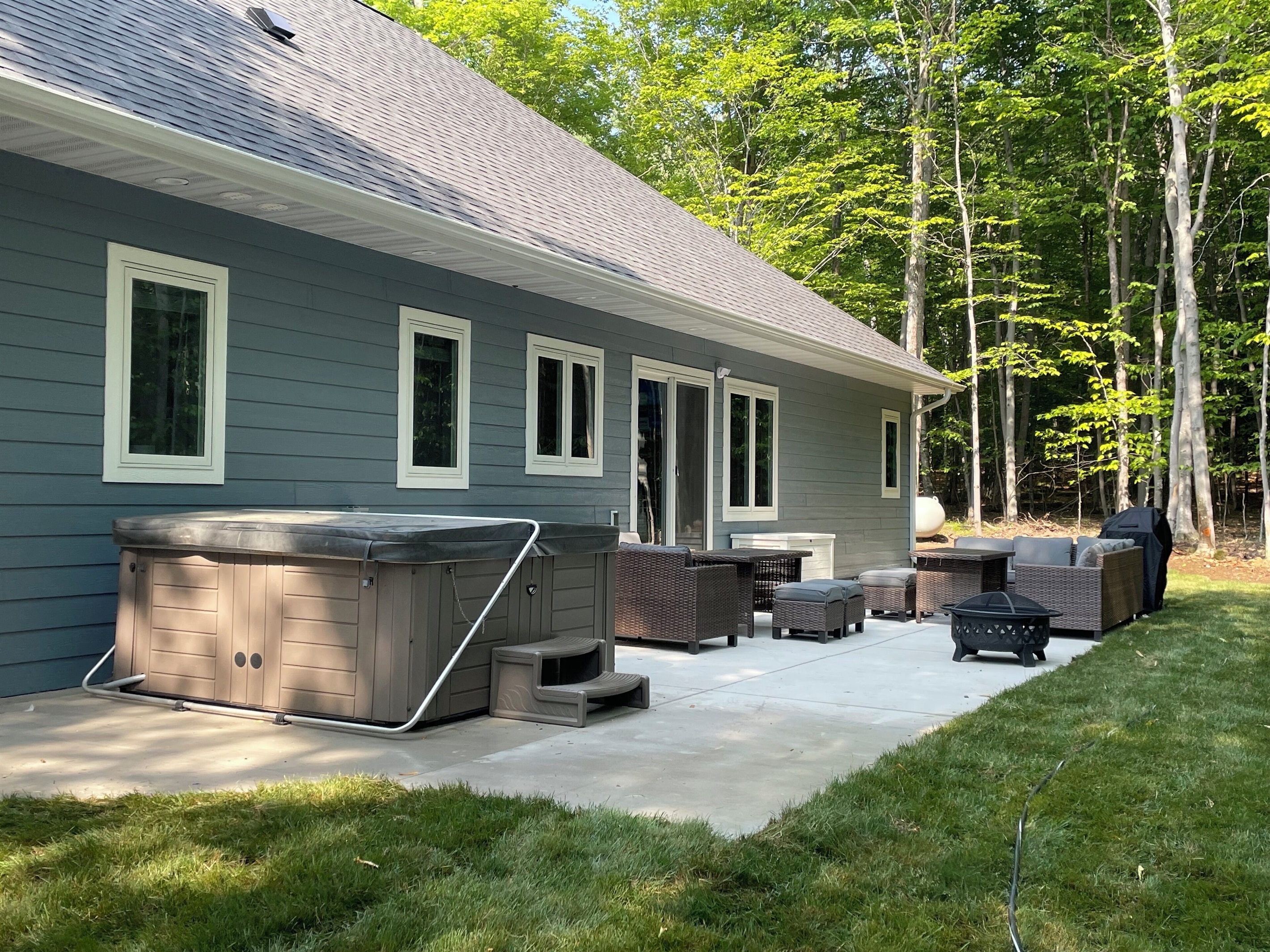 House 2 - patio with hot tub