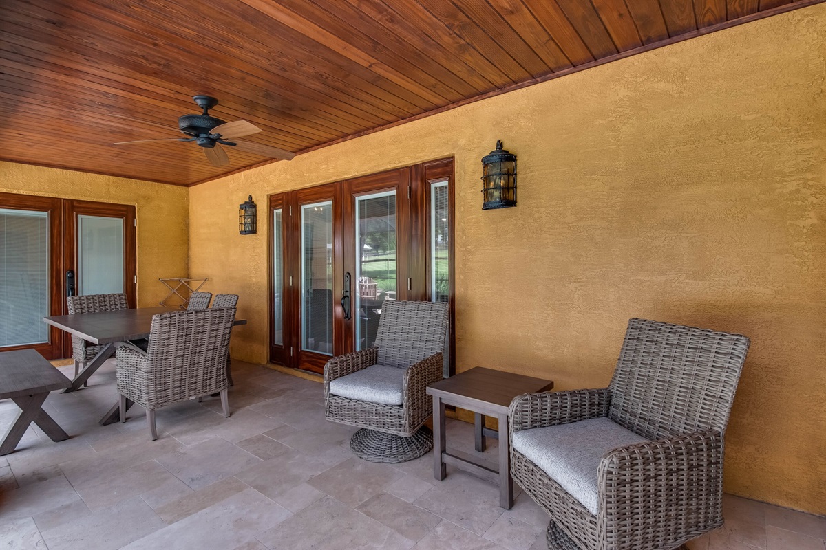 Lanai with plenty of seating