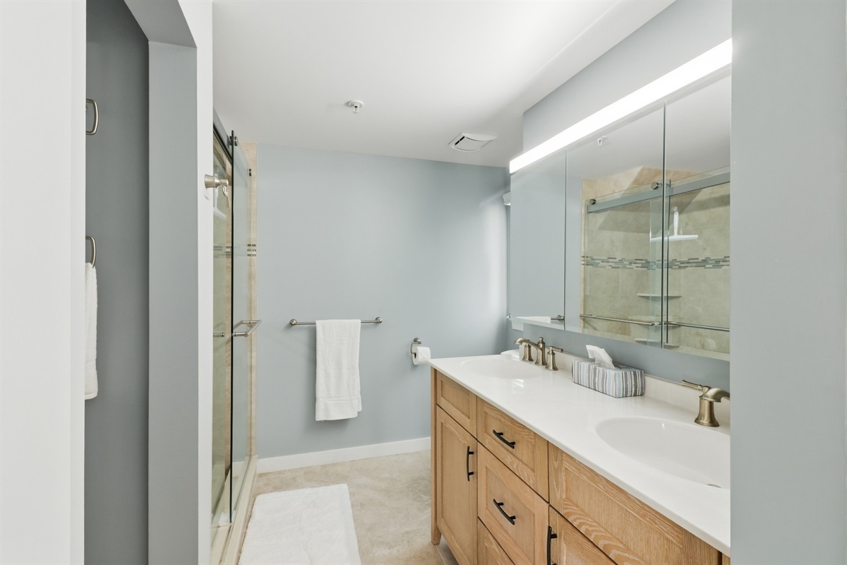 Private ensuite full bathroom with modern fixtures