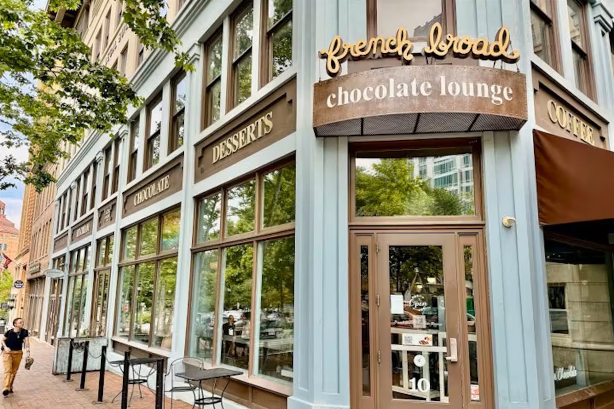 🍫 Sweeten your day! Take the tour at Asheville’s chocolate factory and see how delicious creations come to life. 😋✨