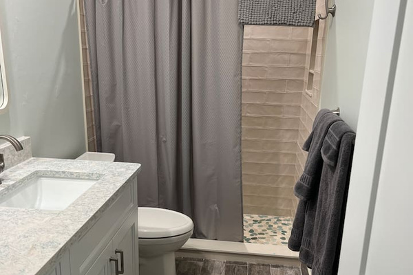 Upstairs Full Bathroom
