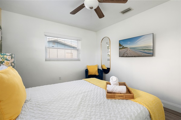 Neutral tones, cozy corners, and just the right touch of paradise. 🌞 Book your perfect Florida stay now — we’ll keep the sun warm.
