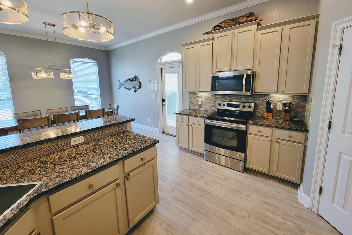Open dining/kitchen