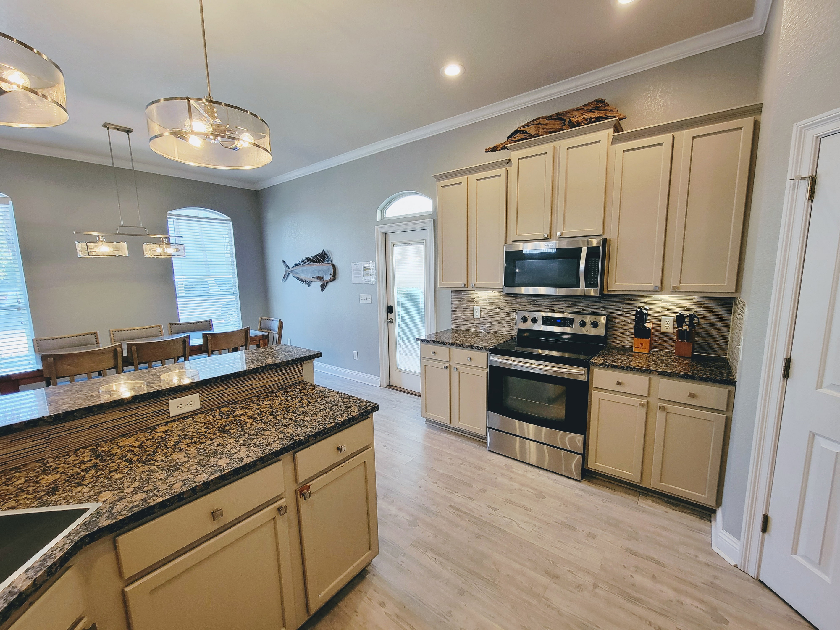 Open dining/kitchen