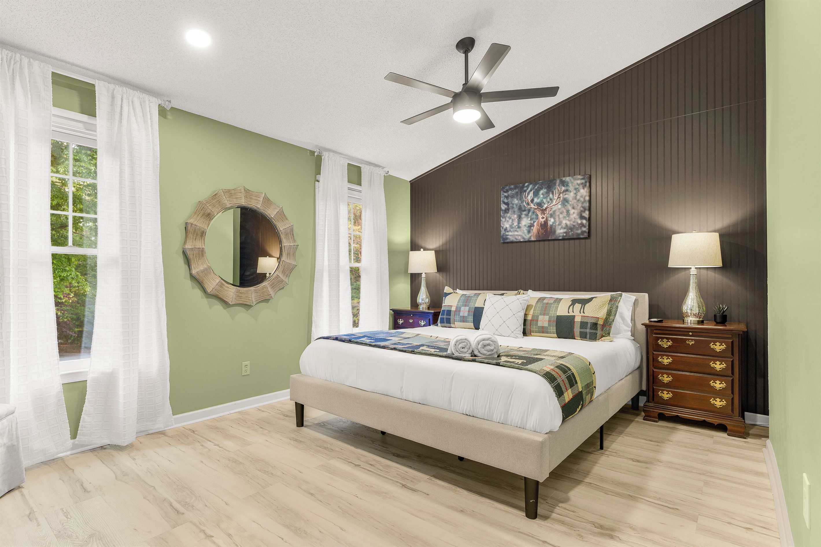 BR4: Upstairs king bedroom
