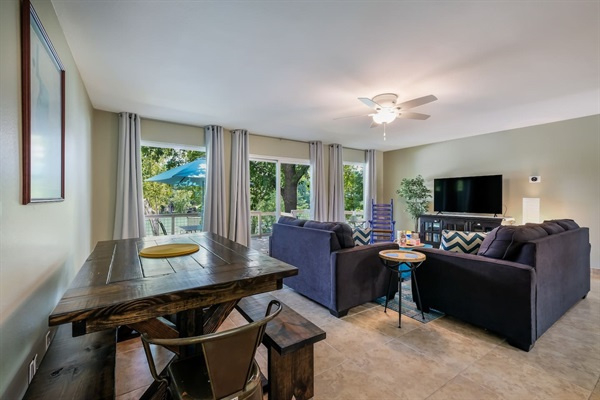 Lone Star - Dining area open to living room