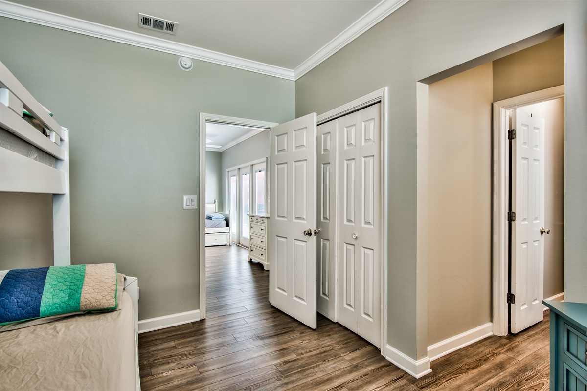Bunk room with ensuite Jack and Jill bathroom