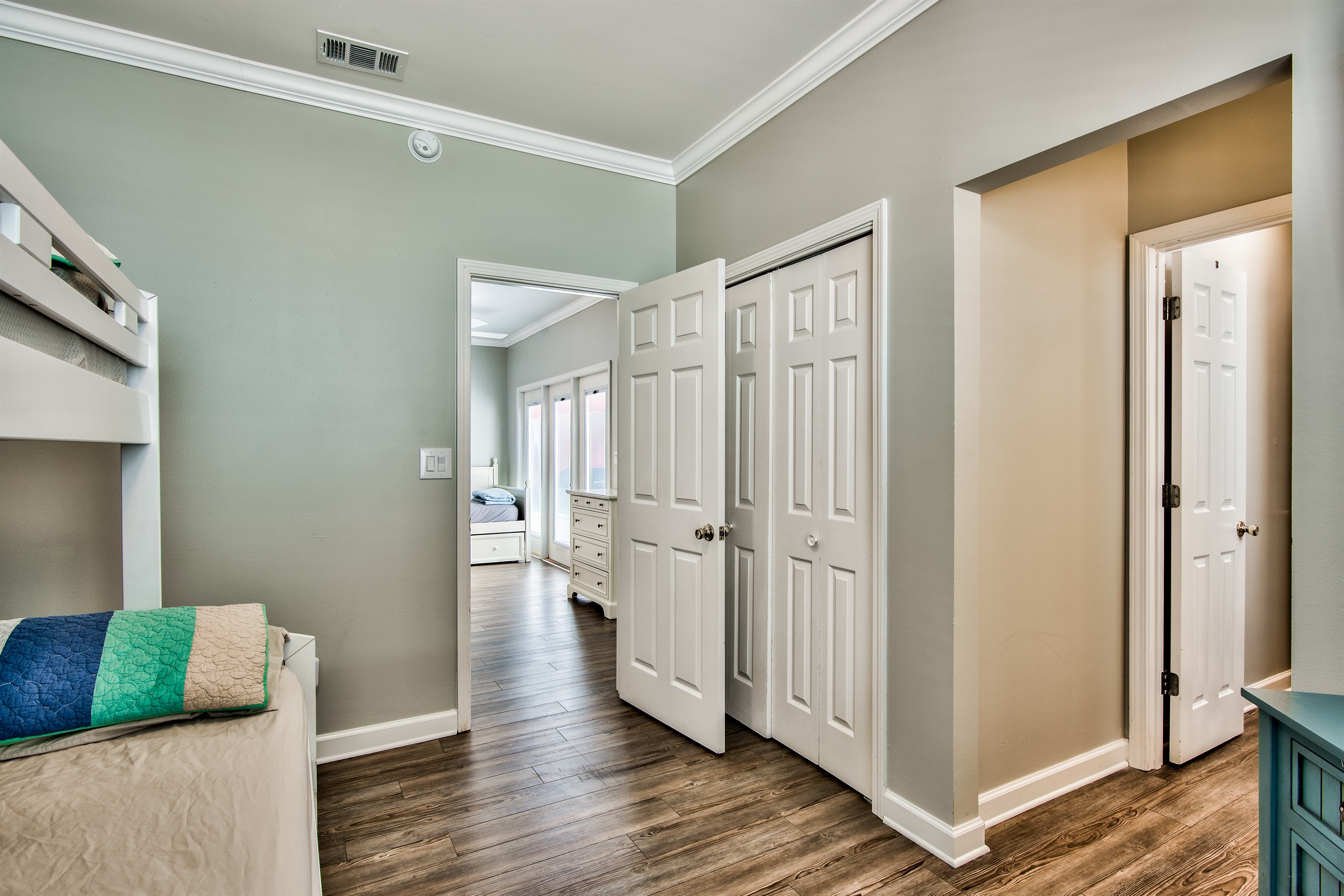 Bunk room with ensuite Jack and Jill bathroom