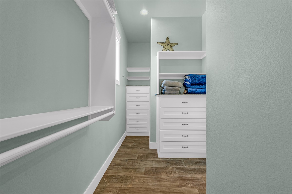 Crystal Paradise Bathroom 2 Ensuite Closet: plenty of room and storage to store your belongings. 