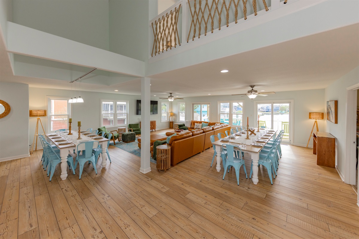 Airy & expansive floor plan with plenty of dining seating