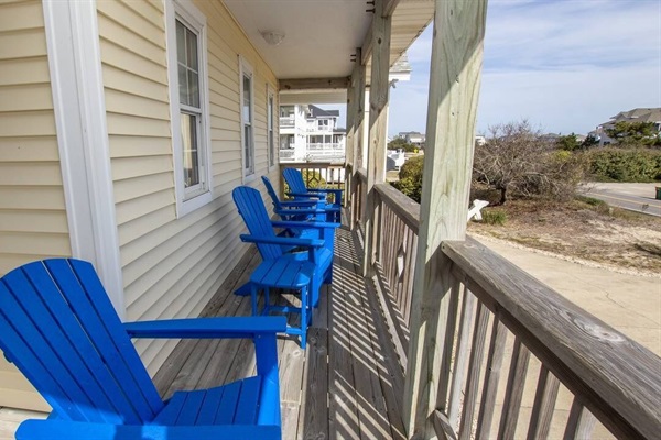 Middle deck sitting area.