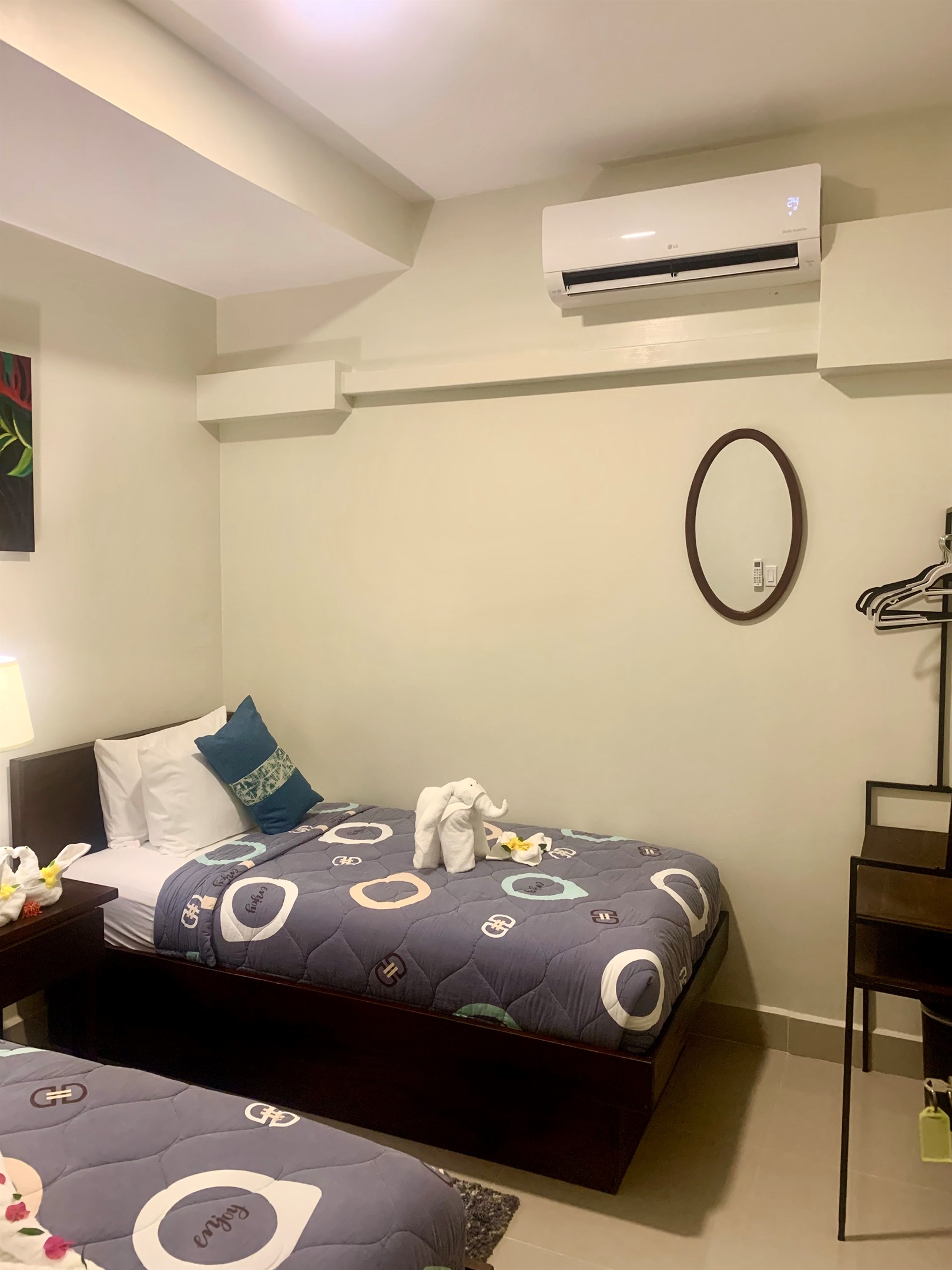 2nd BEDROOM (2-twin-beds)