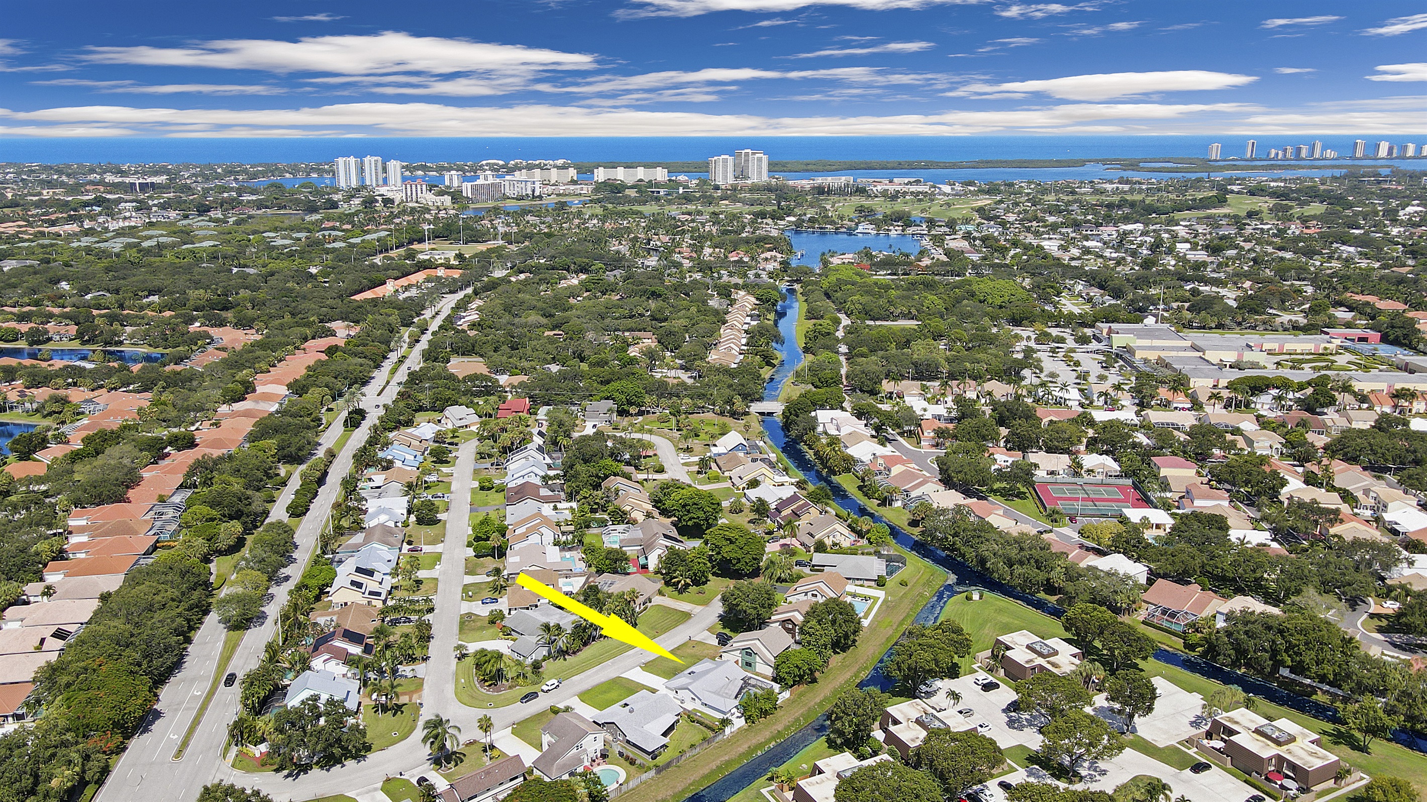 Less than 10 minutes to the beach! 5 minutes to Palm Beach Gardens mall