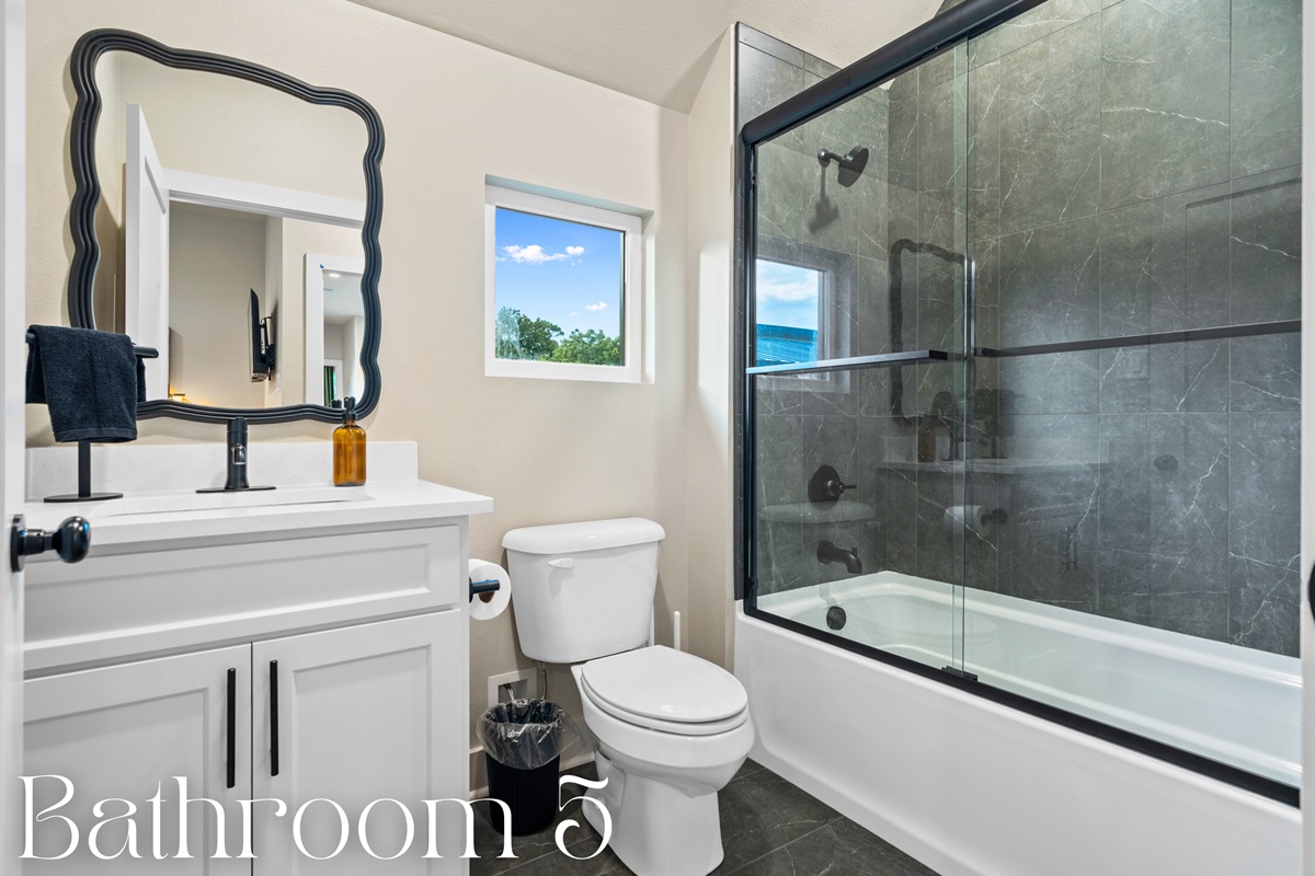 This bathroom features a clean and simple design, perfect for a refreshing start to the day.
