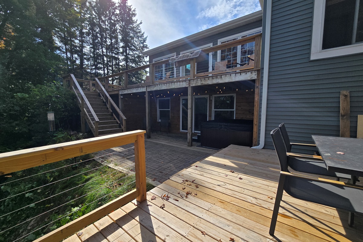 Unwind in our covered lakeside hot tub with stunning views! ✨ Enjoy bubbling water, peaceful nature, and vibrant trees—perfect for sunrise coffee or a relaxing sunset soak. 🌲🌅