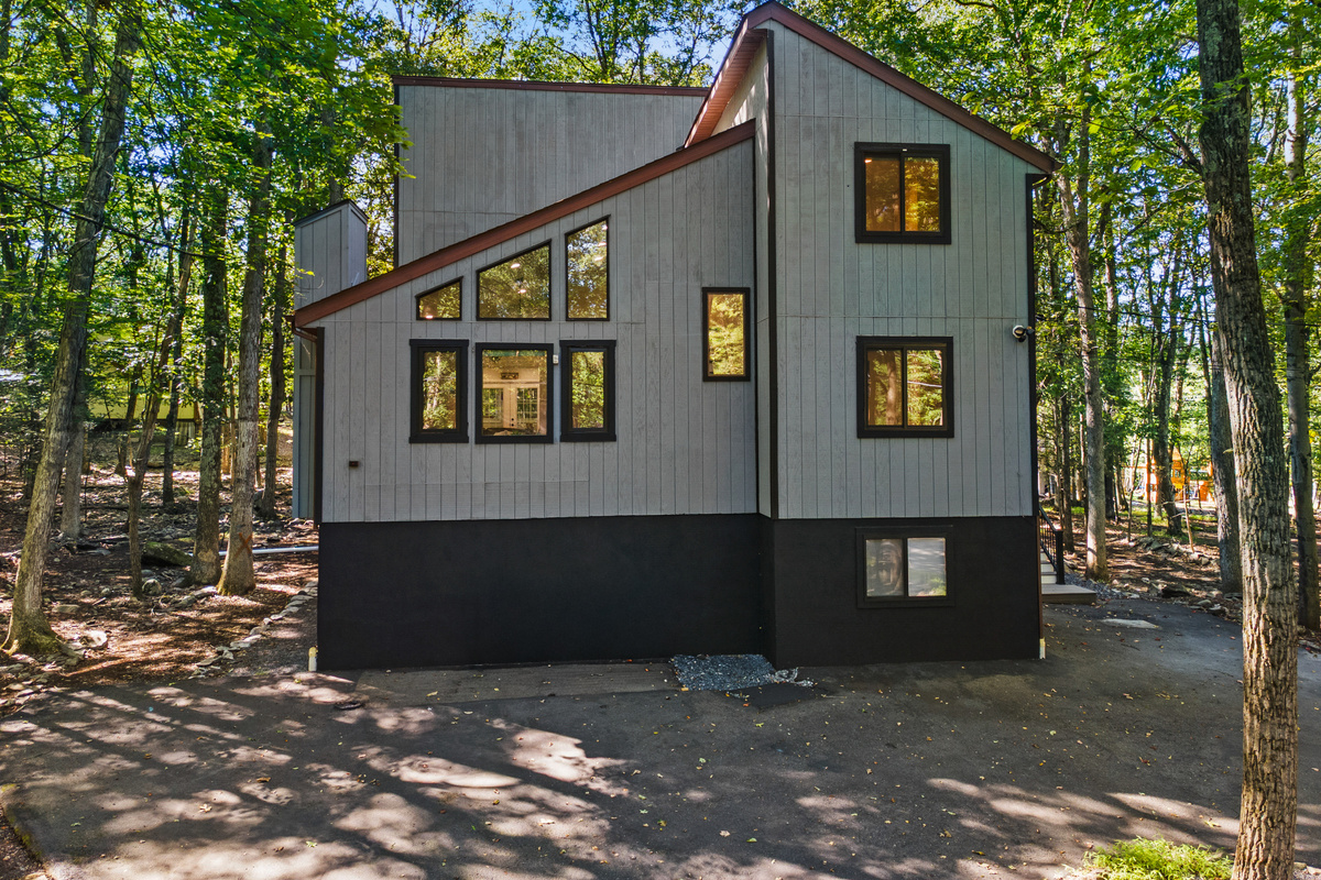A natural, low-maintenance design that seamlessly integrates into the surrounding Poconos woodland