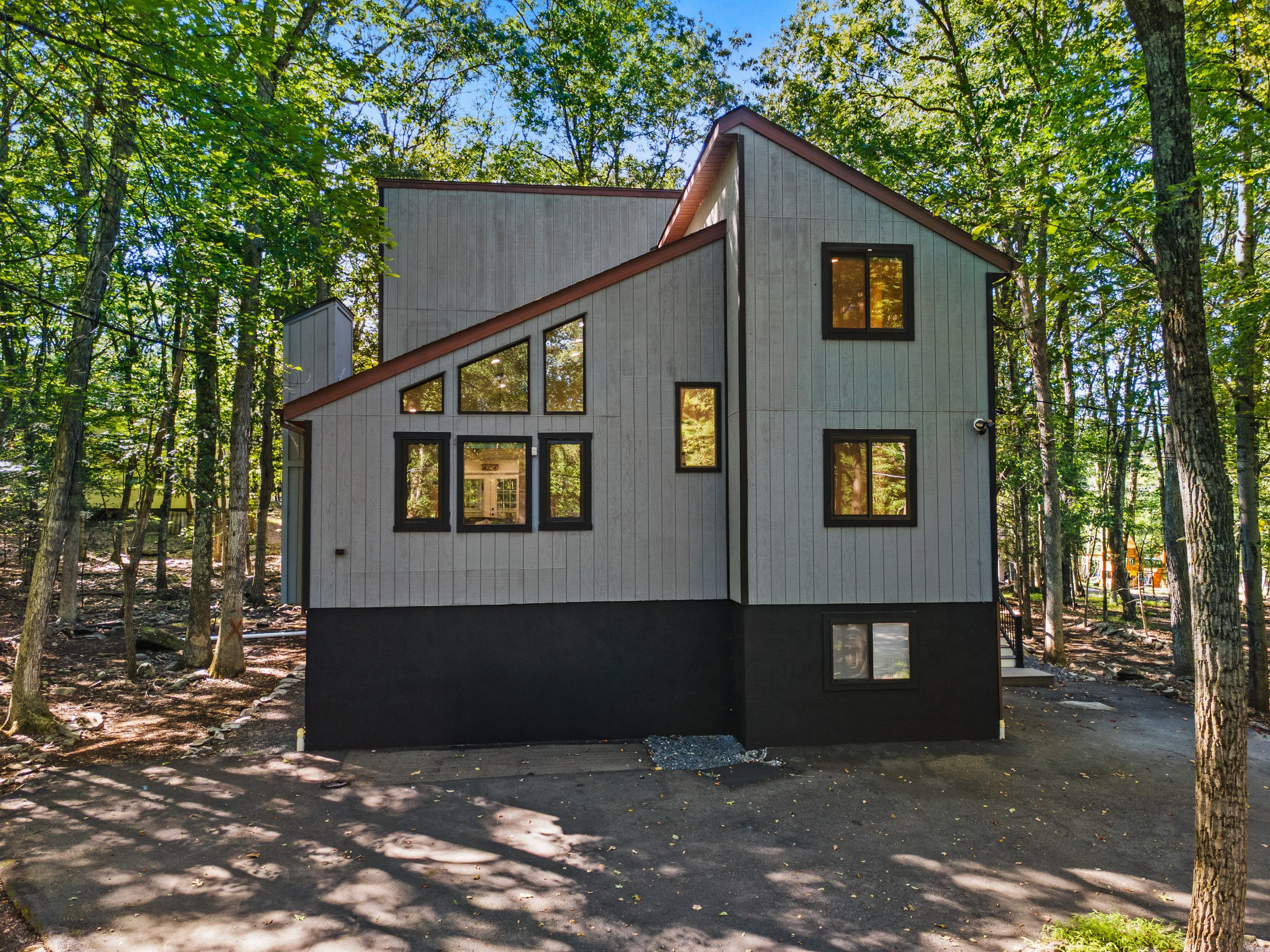 A natural, low-maintenance design that seamlessly integrates into the surrounding Poconos woodland