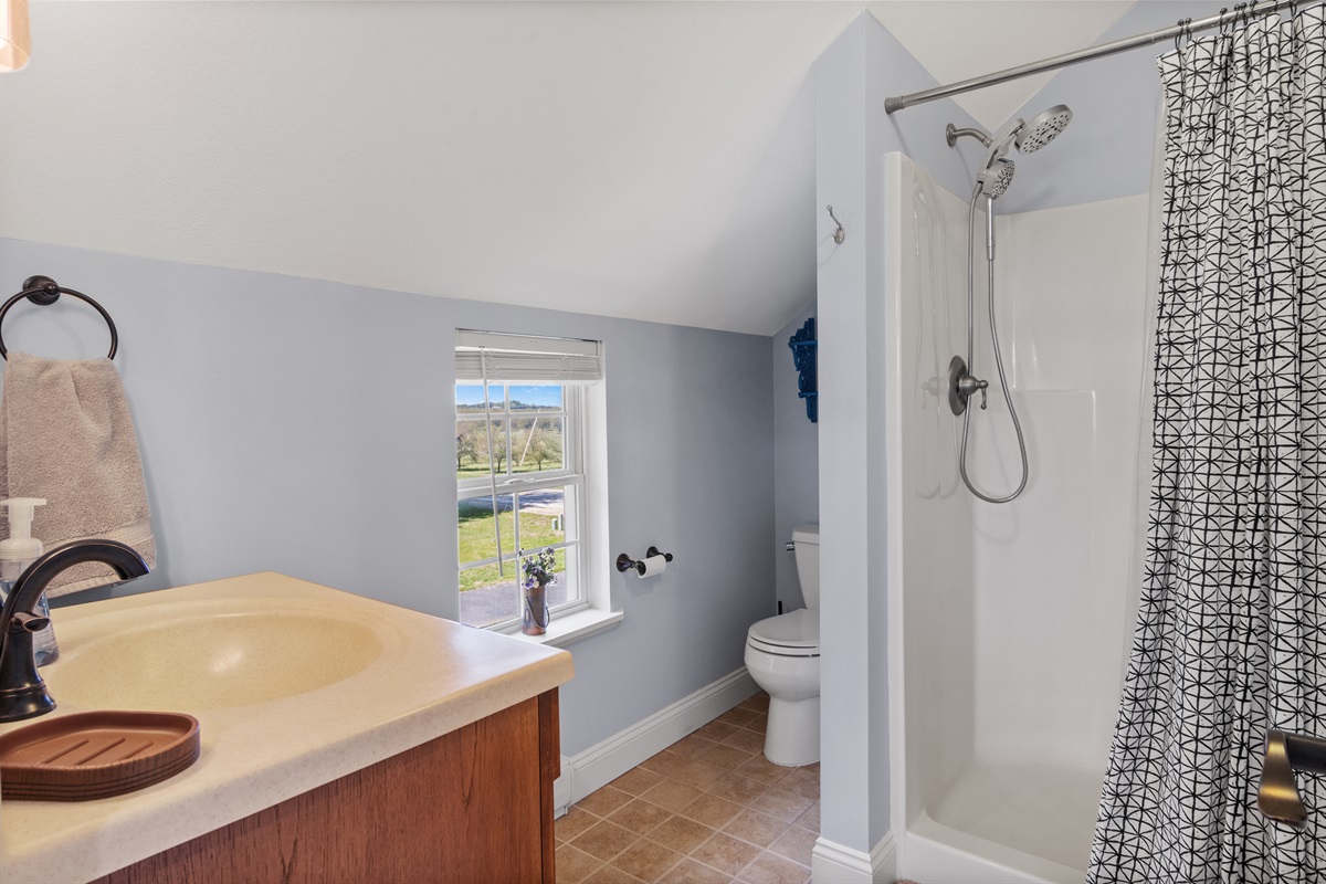 Upstairs Ensuite bathroom