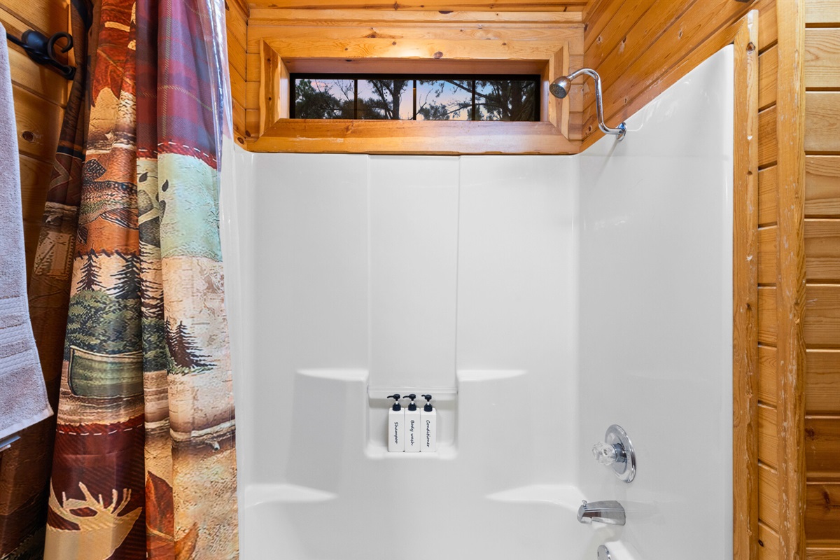 Shower/tub combo with forest-inspired décor