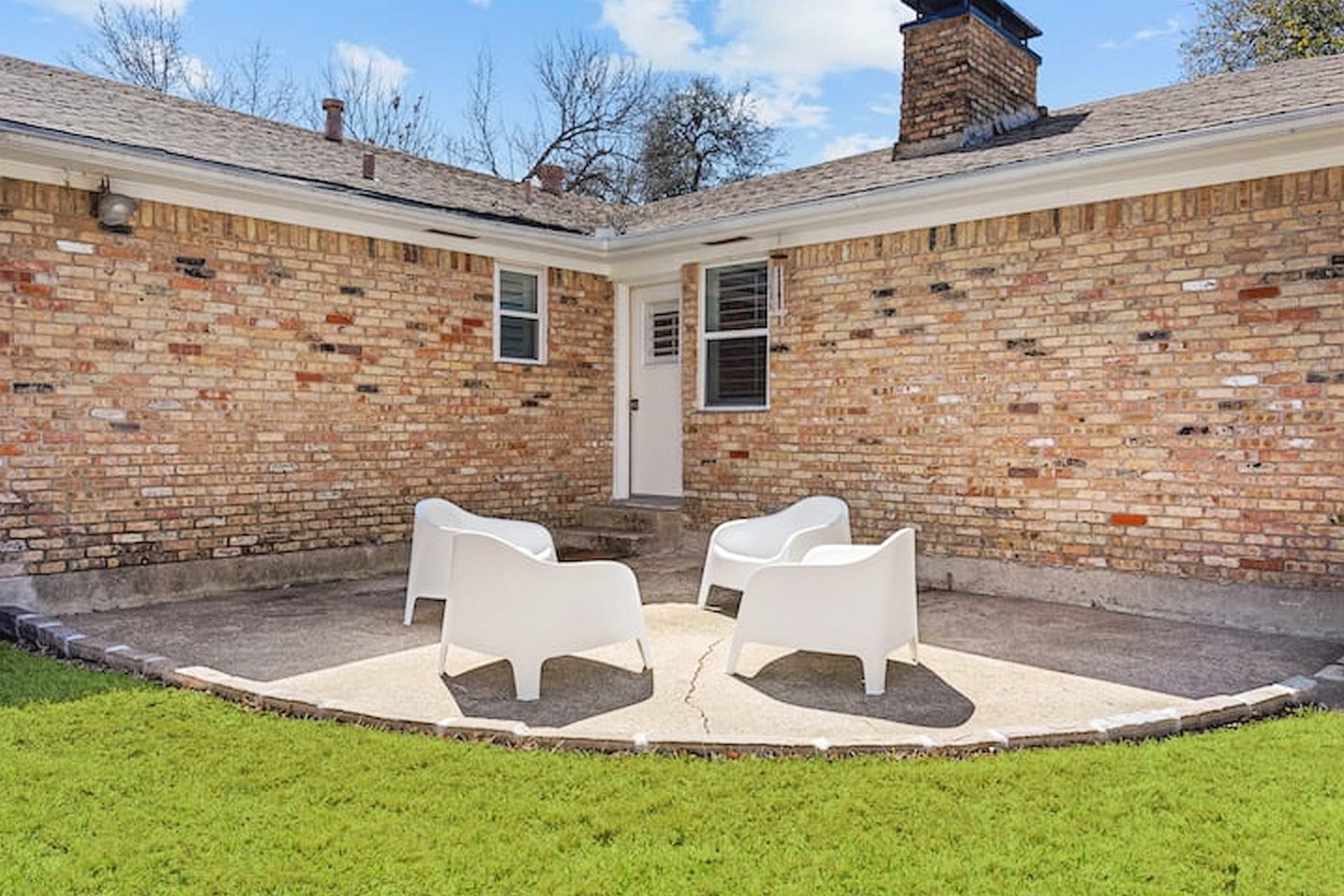 Private backyard patio with comfortable outdoor seating and a peaceful setting perfect for morning coffee or relaxing evenings outdoors. 🌿☀️
