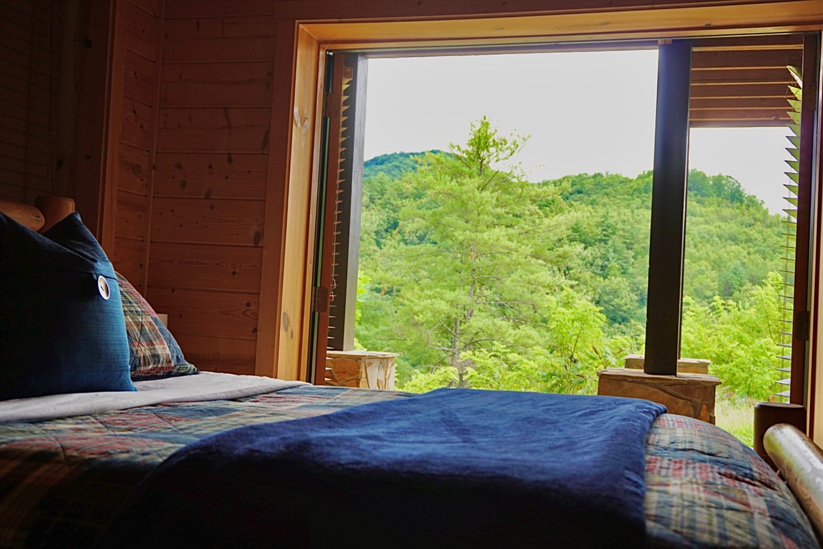 Bedroom Retreat: Wake up to breathtaking mountain views just beyond your window!
