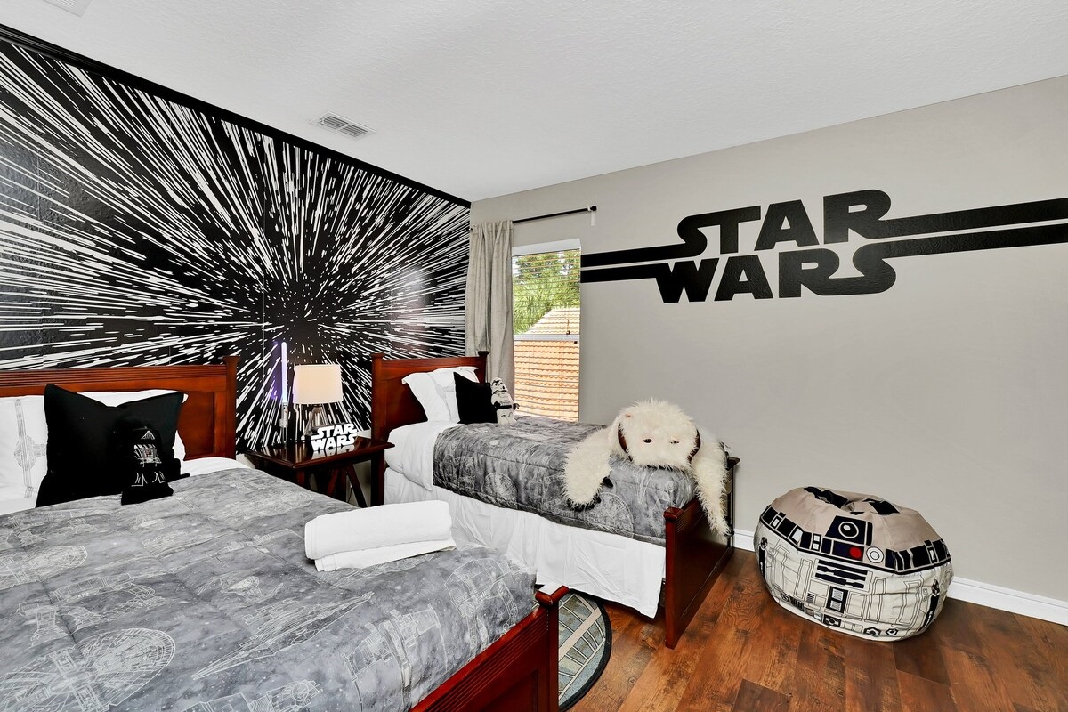 The force is strong in this room! Perfect for any STAR WARS fan!