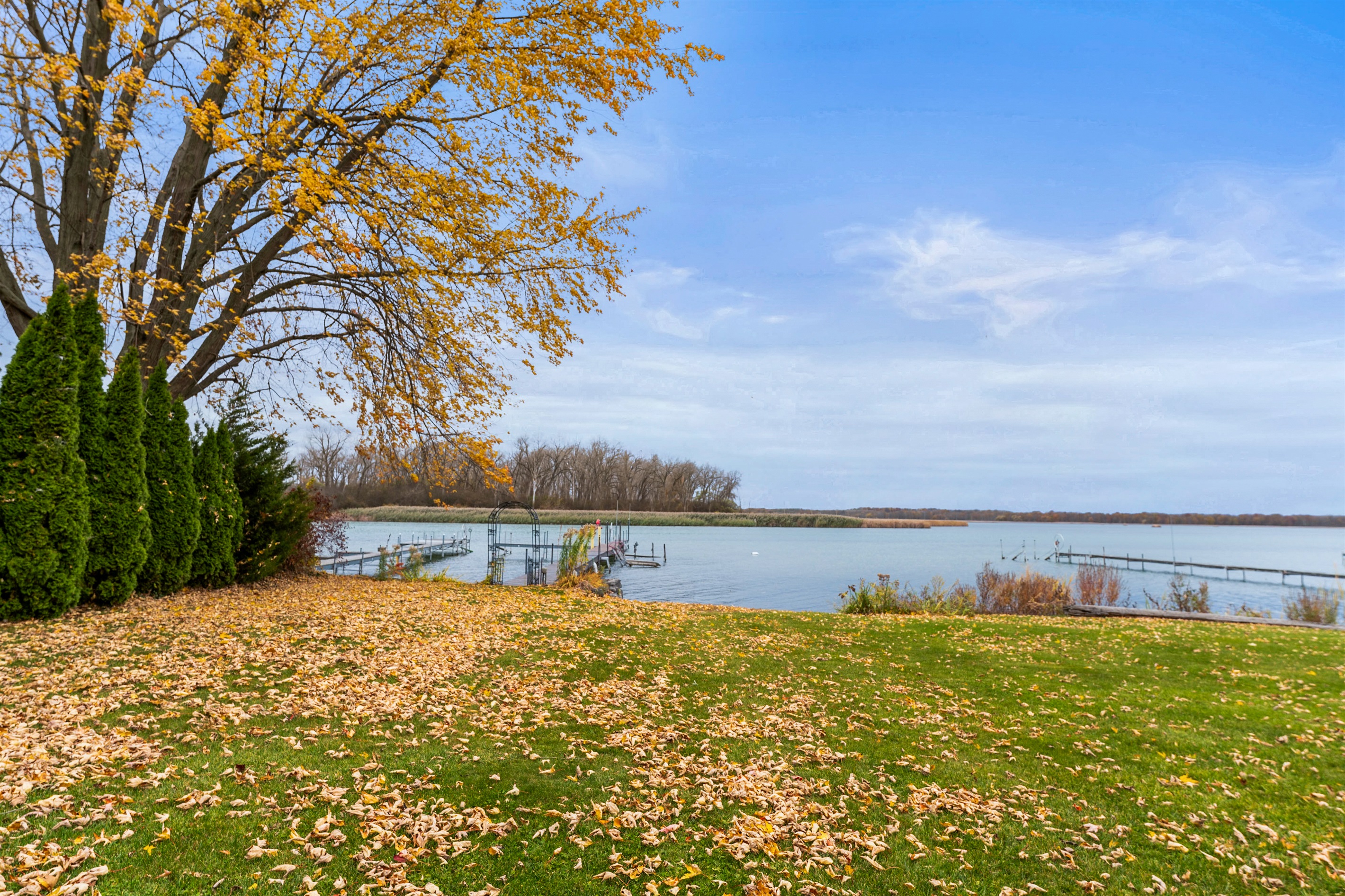 Lakeside lawn for yard games and plenty of room to play