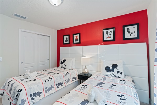 Bright and playful, the Mickey Room offers two twin beds, a Smart TV, and plenty of storage with a chest and closet — a cosy space for younger guests to unwind.