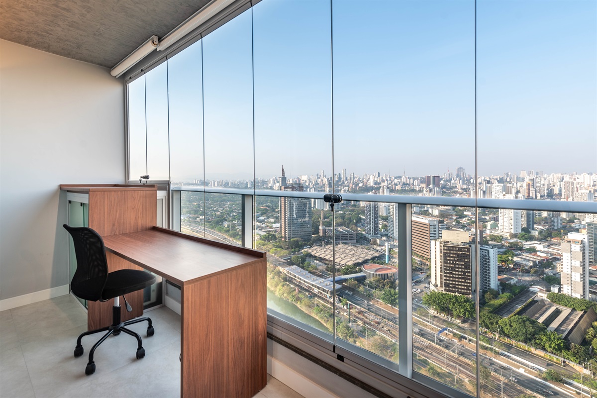 Vista panorâmica ampla 💻 Home office moderno com vista deslumbrante do 34º andar do River One. Perfeito para trabalho remoto em São Paulo, com Wi-Fi rápido e muito conforto.