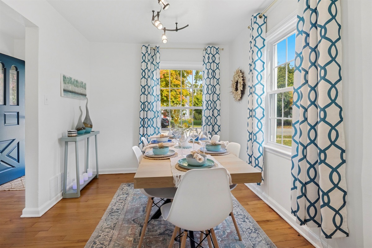 Gather with ease—our South Bend dining table seats 8 and easily adjusts for more intimate meals. Extra chairs and a bonus table are tucked nearby for flexible hosting near Notre Dame.