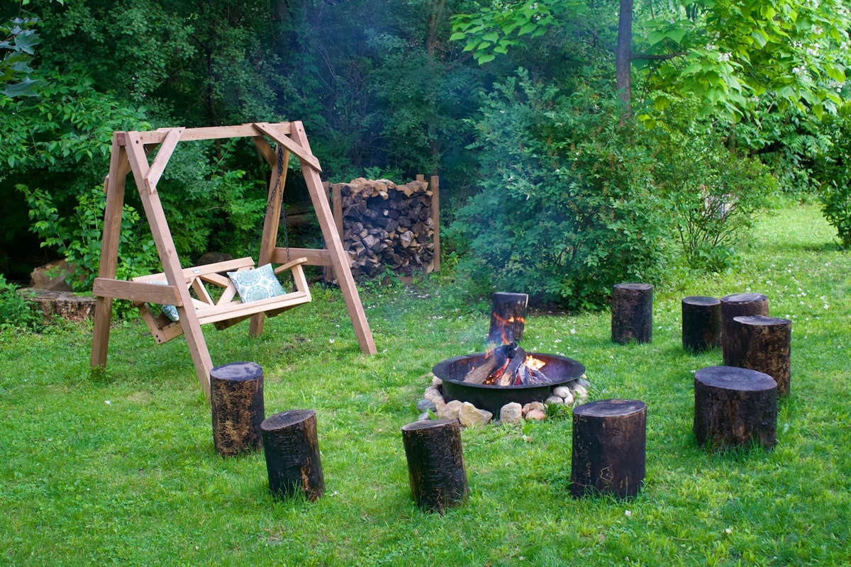 Get mesmerized by the flickering flames in the fire pit. Have fun roasting marshmallows or hot dogs in the fire pit with the provided skewers. The firewood is complementary and we provide fire starter and twigs to help you get the fire going. 