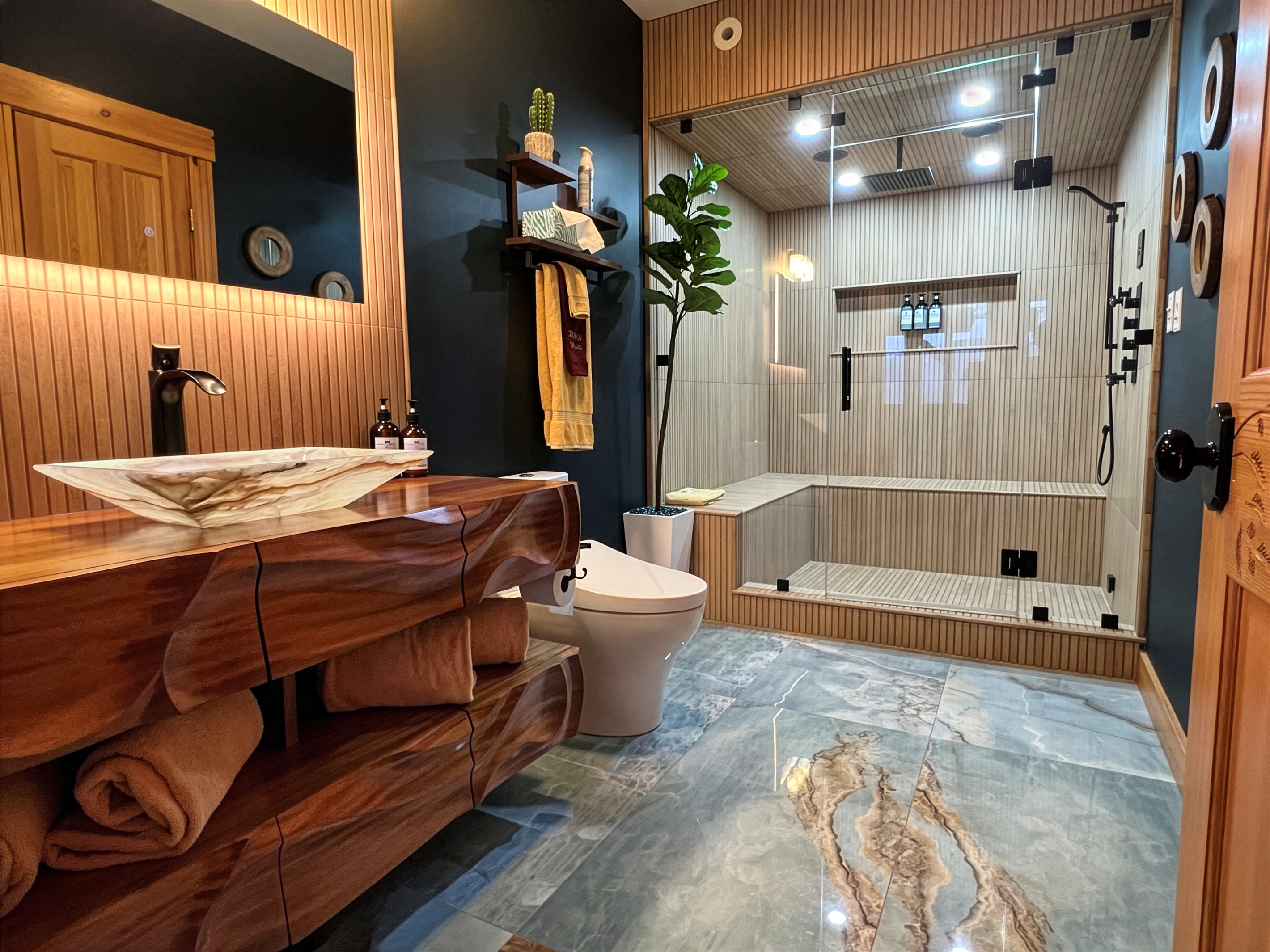 Large steamroom, spa shower, bidet