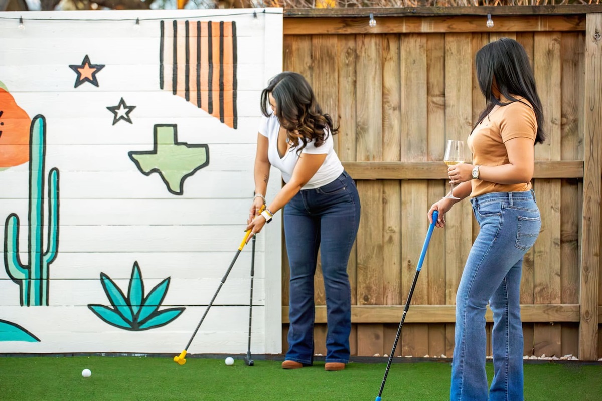 Sips + swings = the ultimate backyard par-tee. ⛳