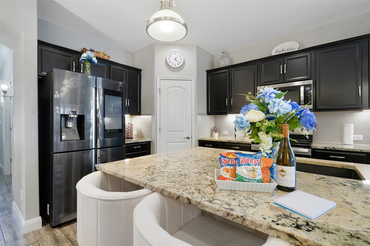 🍳 Kitchen + Dining “A chef‑ready kitchen designed for cooking, gathering, and great conversations.”