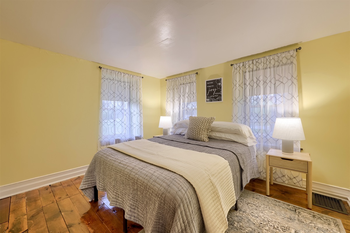 2nd Floor Queen. All linens provided.