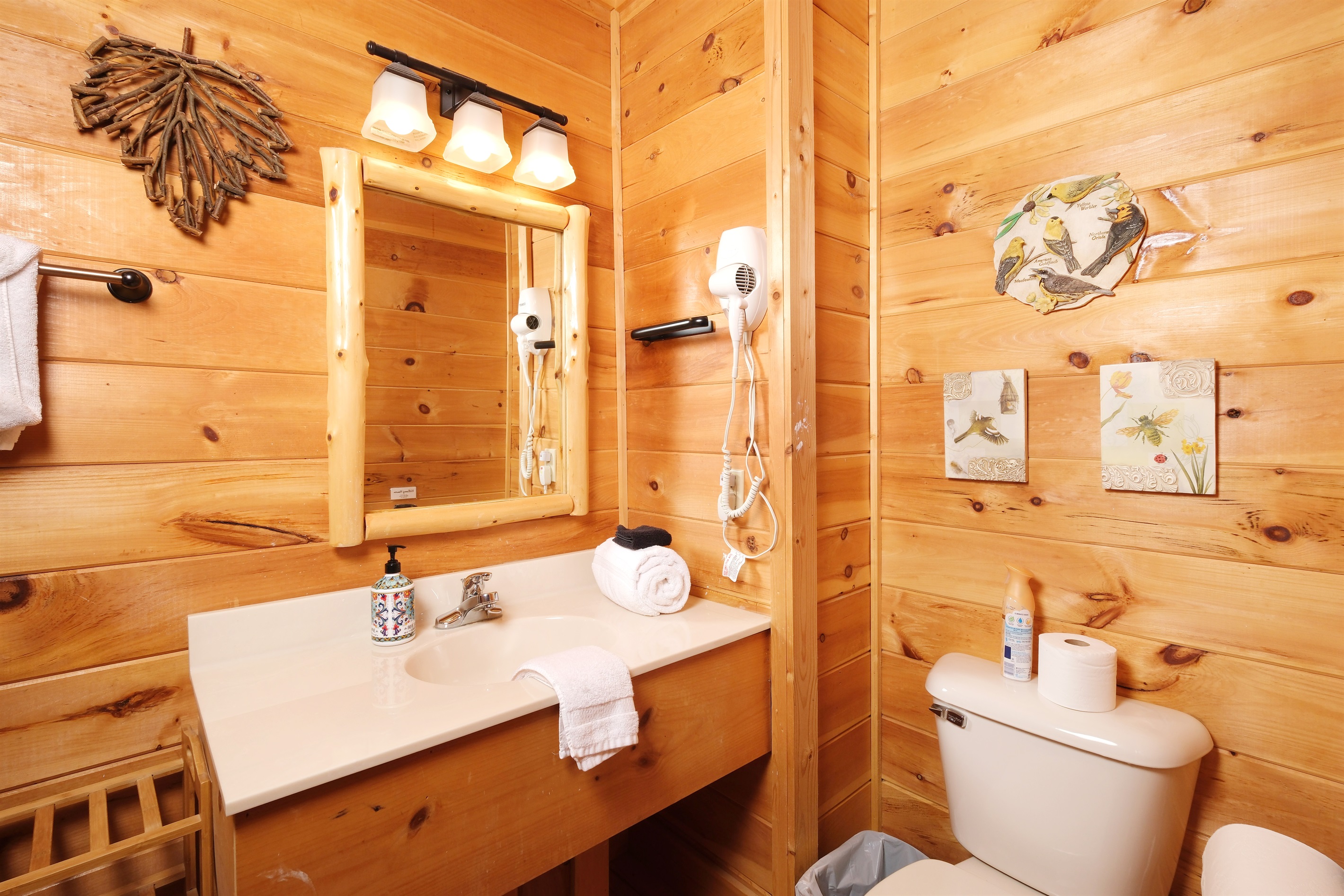 TREEHOUSE ROOM BATHROOM