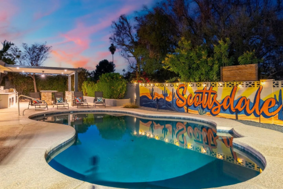 As the sky turns pink, the pool and mural light up together, easily one of the most striking times of day to be outside.
