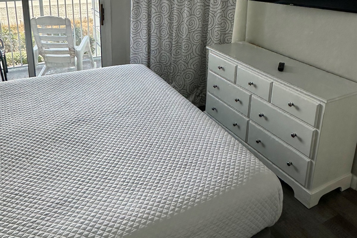 The Master Bedroom Smart TV has a full cable lineup w/ Showtime movie channels