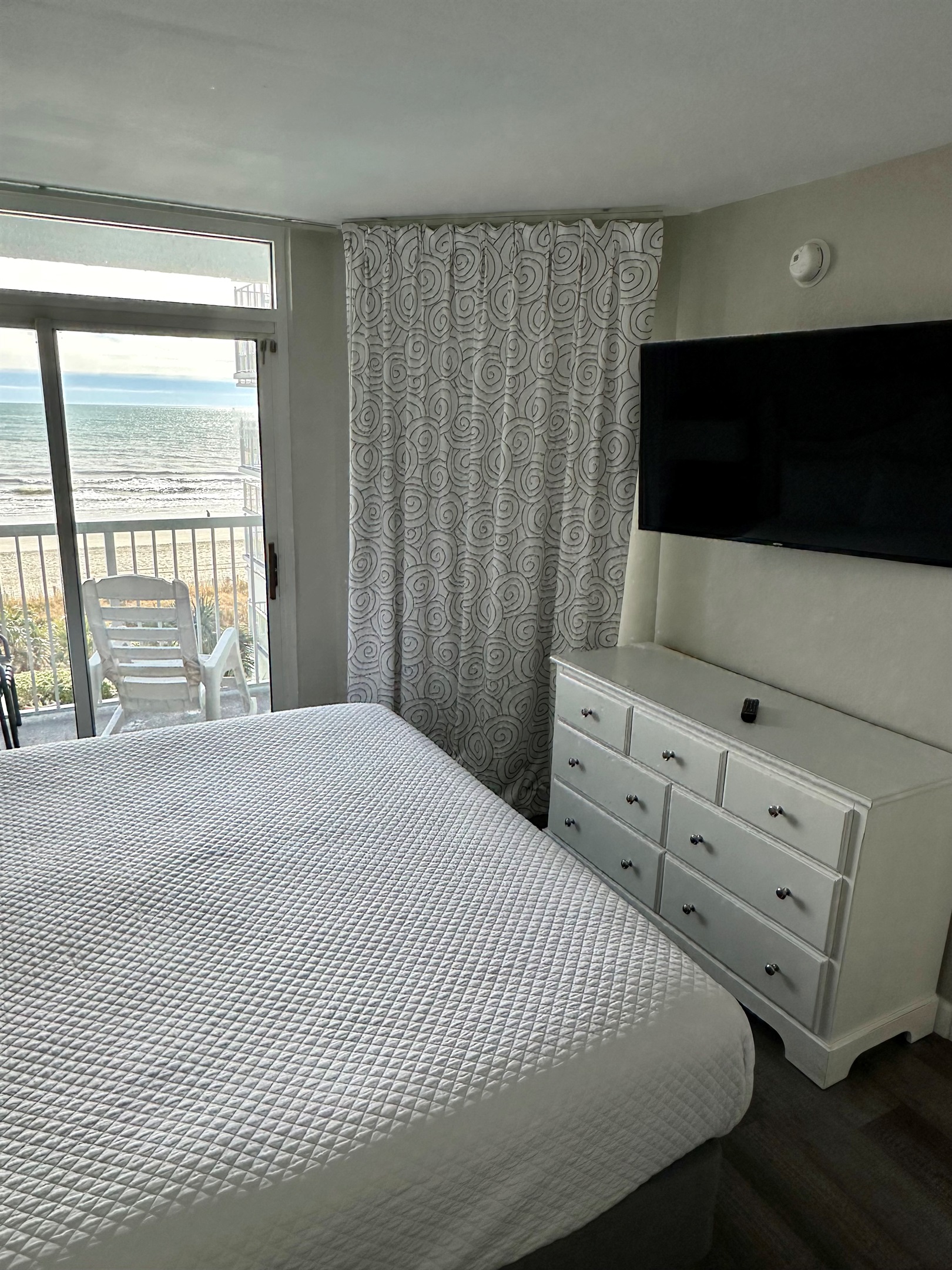 The Master Bedroom Smart TV has a full cable lineup w/ Showtime movie channels