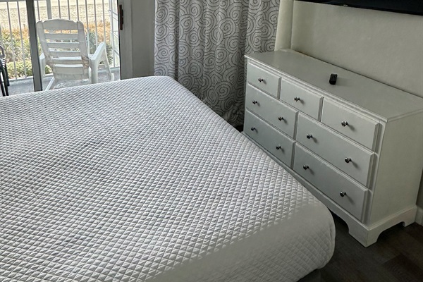 The Master Bedroom Smart TV has a full cable lineup w/ Showtime movie channels