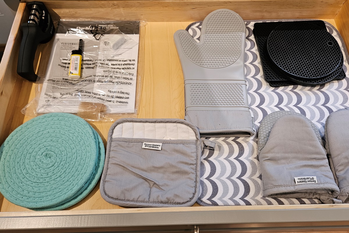 Plenty of kitchen linens.