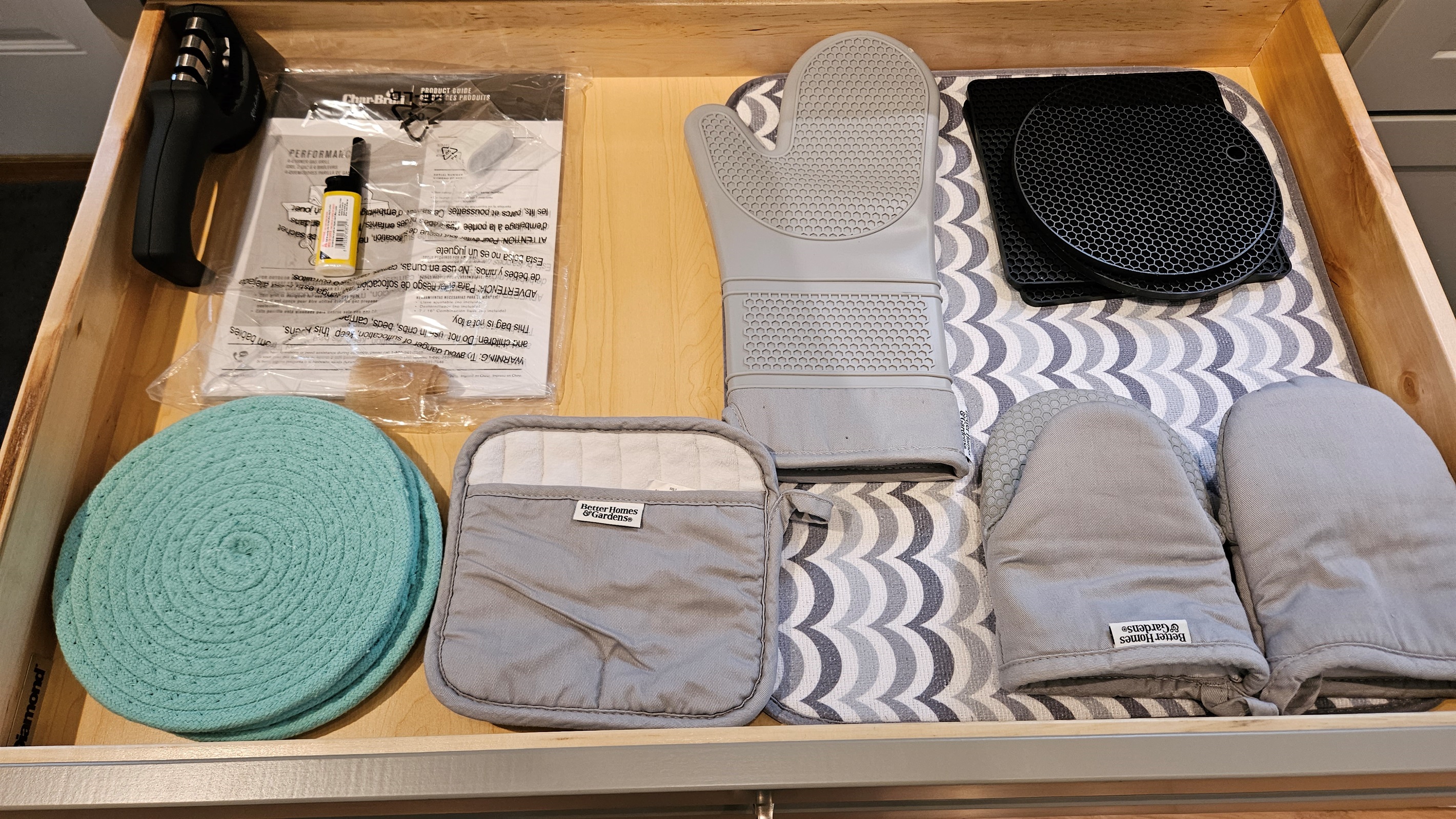 Plenty of kitchen linens.