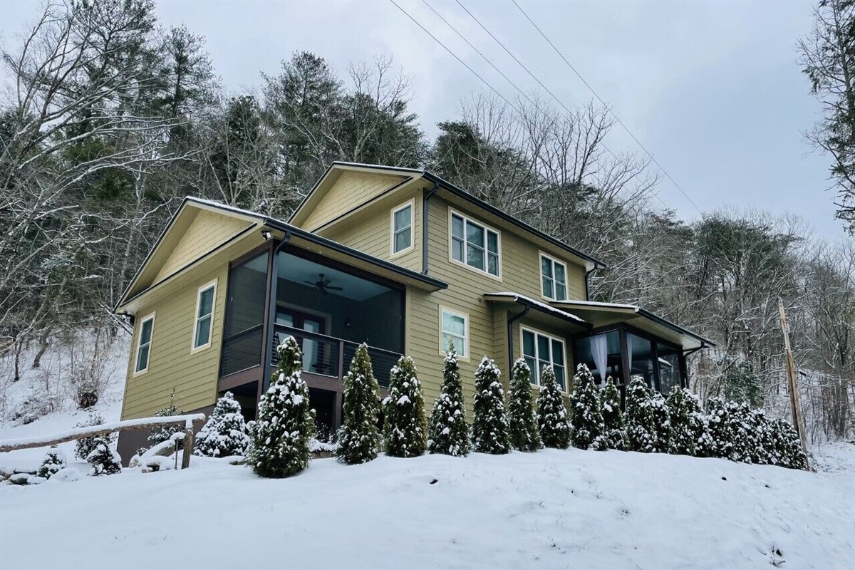 Winter solitude at the Red Gate Cottage, a place of rest and adventure!