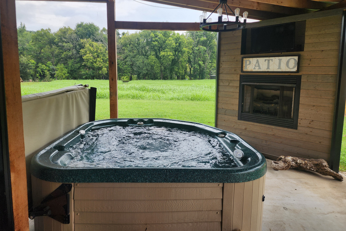 Hot tub, fireplace and TV
