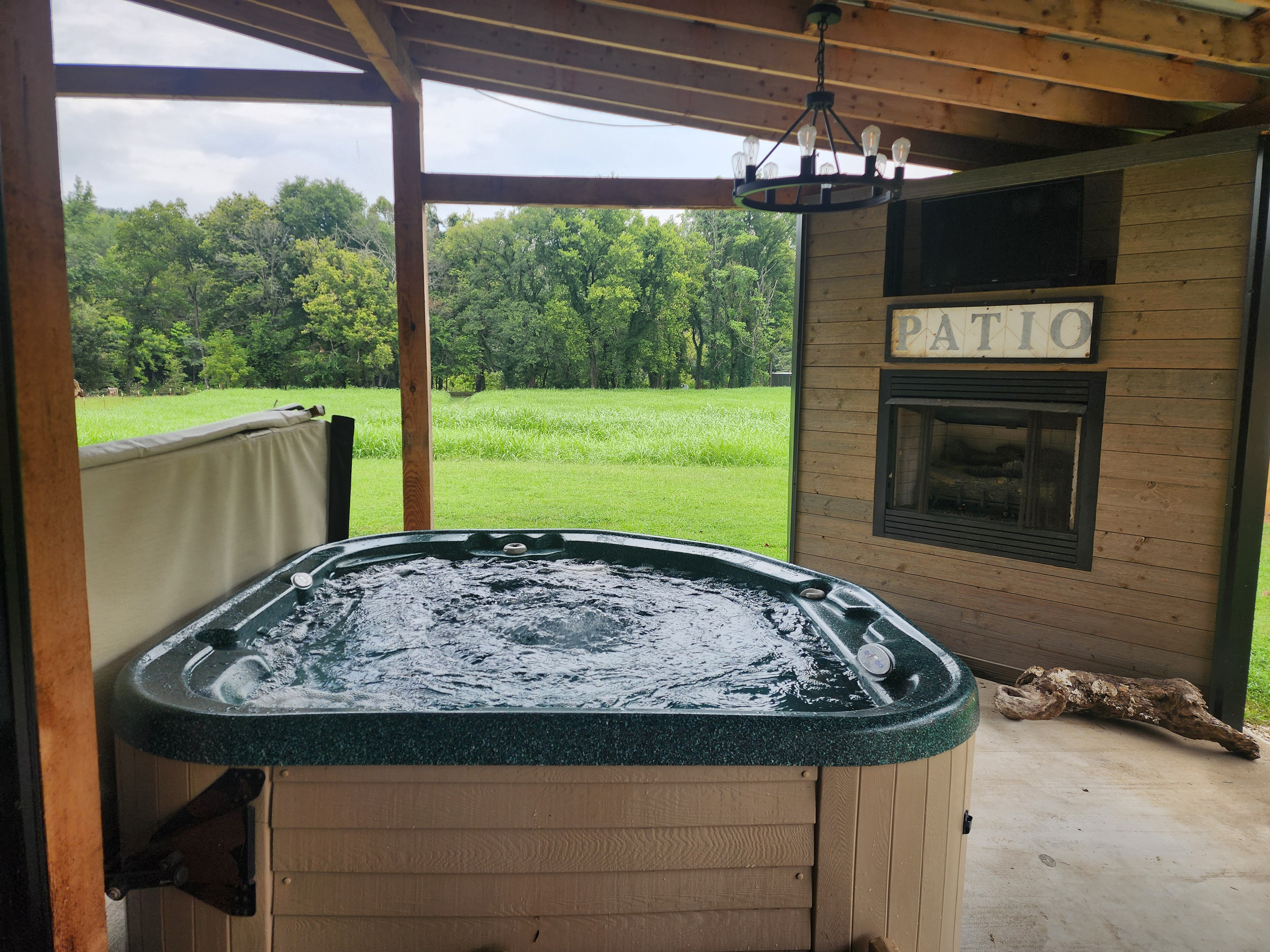 Hot tub, fireplace and TV
